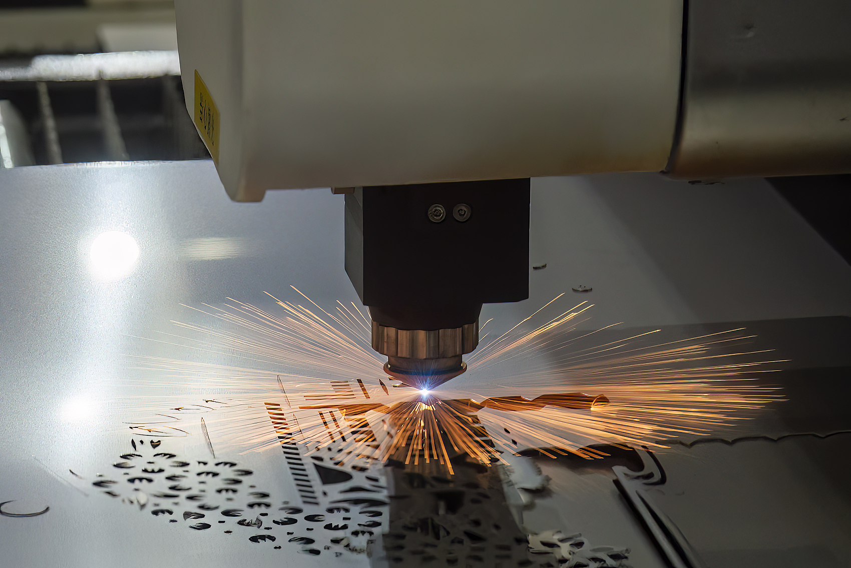 Fiber laser cutting of metal plates
